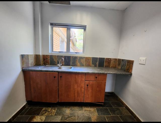679M² OFFICE TO LET IN HALFWAY GARDENS